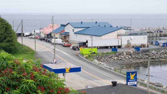 L'usine sur le bord de l'eau.