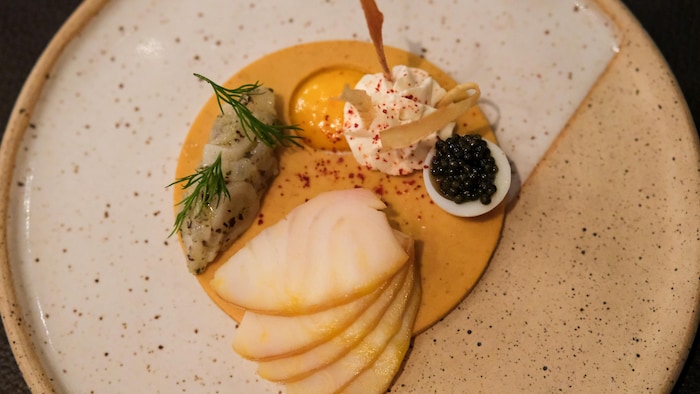 L'assiette d'esturgeon jaune du Saint-Laurent et oursin du Kamouraska du Laurie Raphaël. Accompagnement de légumes racines et caviar du lac Saint-Pierre. 