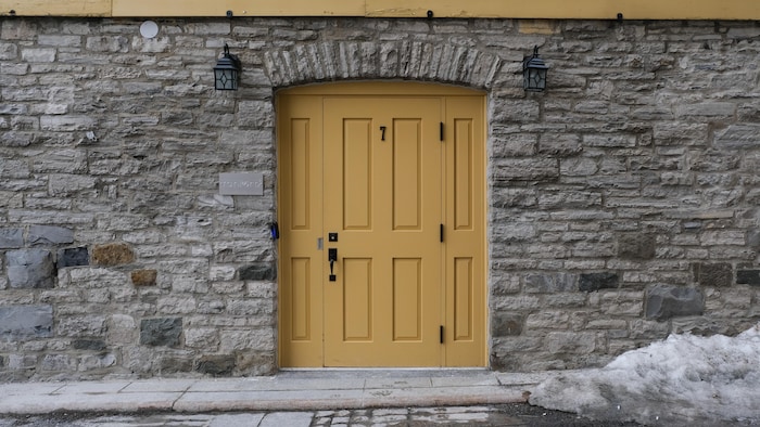 La porte d'entrée principale de Tanière³ est sur la rue Don-de-Dieu.