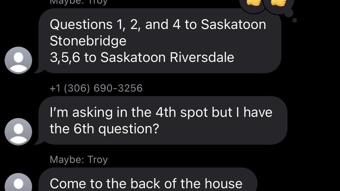 Échange de messages textes en anglais qui portent sur les questions à poser en Chambre.