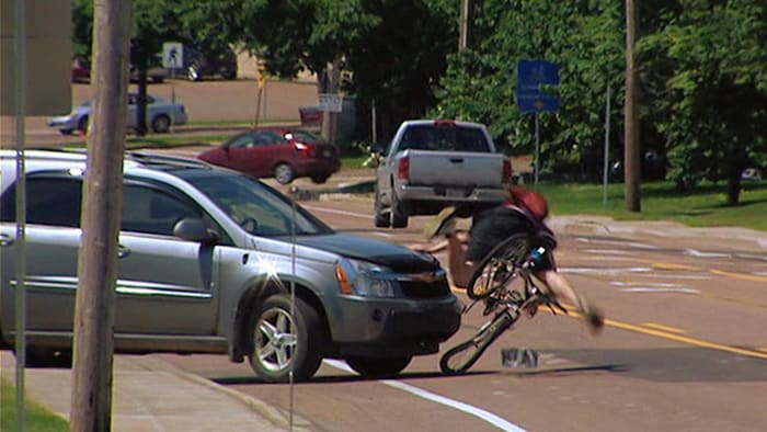 Un cycliste happé par un véhicule à Moncton, à l’automne 2022.