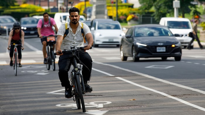 Des cyclistes sur les pistes cyclables à Toronto, le 30 juillet 2025.