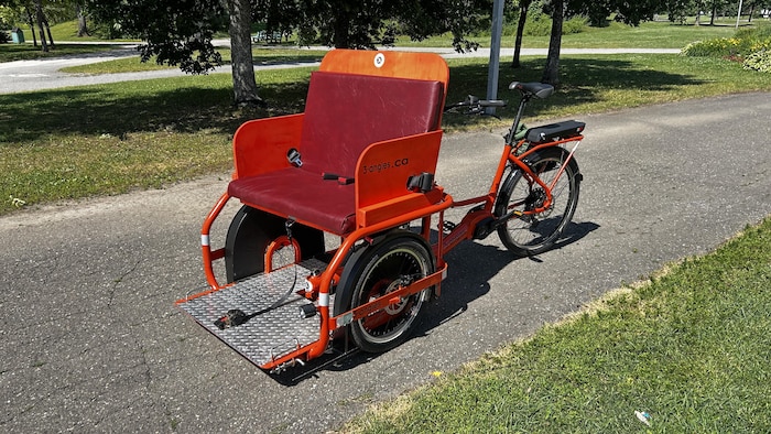 Un vélo électrique adapté permettant de transporter des aînés ou une personne en fauteuil roulant.