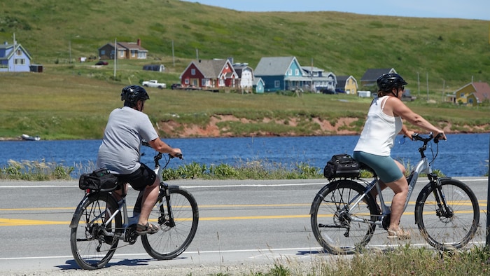 Deux cyclistes à Havre-aux-Maisons