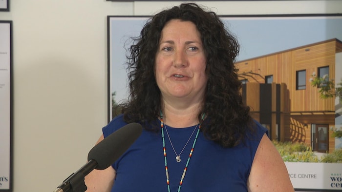 Cynthia Drebot, directrice générale du North End Women’s Centre de Winnipeg, en train de parler à une conférence de presse.