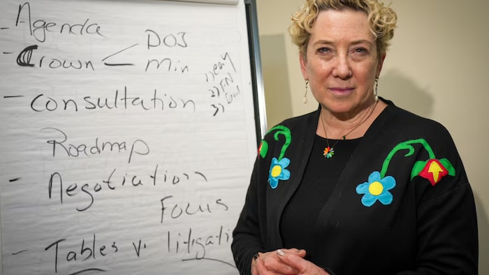 Cynthia Westaway devant un tableau.