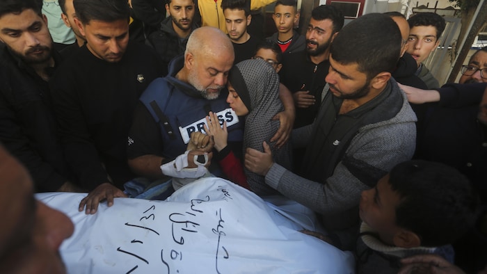 Le journaliste Wael Dahdouh tient la main de son fils Hamza, tué lors d'une frappe aérienne israélienne. 