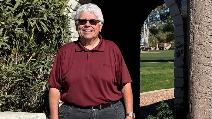 Dale Botting devant la maison de vacances de sa famille à Chandler, en Arizona.