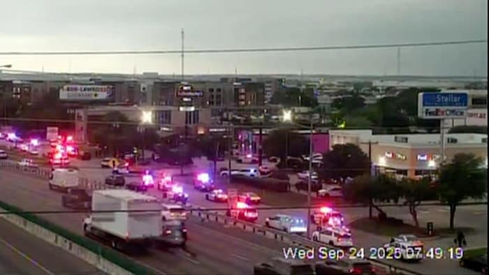  Cette image prise par une caméra de circulation montre une forte présence policière près de l'autoroute I-35E, à proximité d'un bureau des services de l'immigration et des douanes américains, dans le nord-ouest de Dallas, le mercredi 24 septembre 2025. 