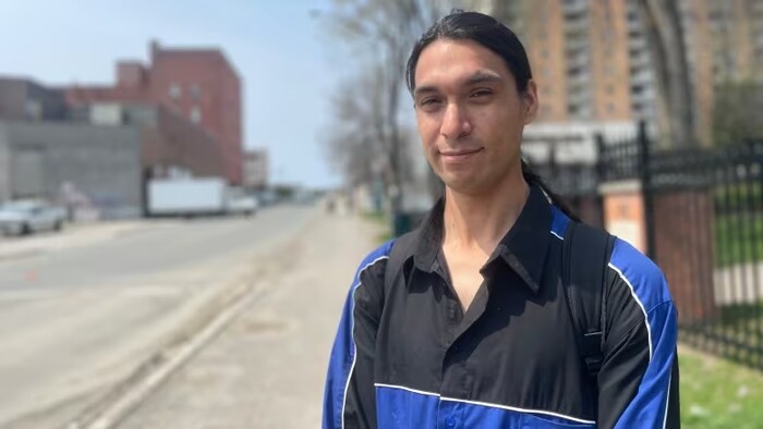 Dallas Kosy porte une chemise bleue et noire.
