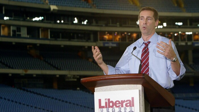 L'ancien premier ministre de l'Ontario Dalton McGuinty en 2003 au Centre Rogers.