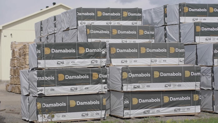 Des paquets de bois dans la cour de l'usine Damabois.
