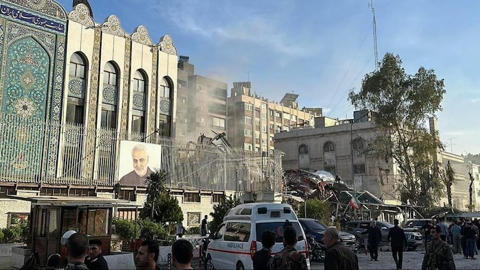 مبنى السفارة الإيرانية في دمشق عقب تعرّض المبنى الملحق به لغارة جوية إسرائيلية في الأول من نيسان (أبريل) الجاري.