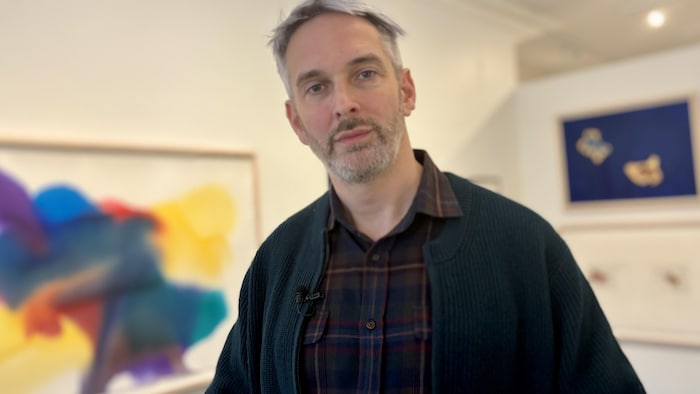 Damien Frennet dans une galerie.