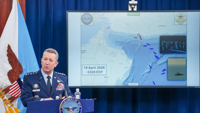 Le général Dan Caine, chef d'état-major interarmées, s'exprime devant une carte indiquant une ligne de blocus dans le détroit d'Ormuz, à Washington, le 16 avril 2026.