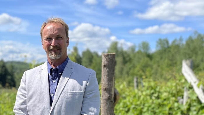 Dan Paskowski dans un vignoble.