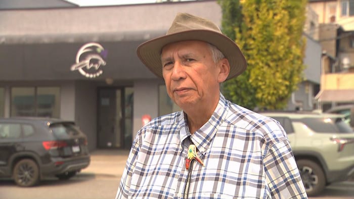 Le chef de la bande indienne de l'Okanagan, Dan Wilson, est dans un parc de stationnement.