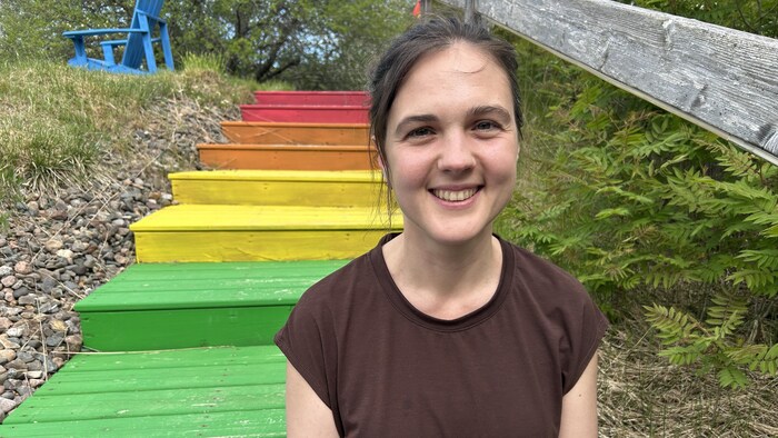 Dana Decent devant un escalier arc-en-ciel.
