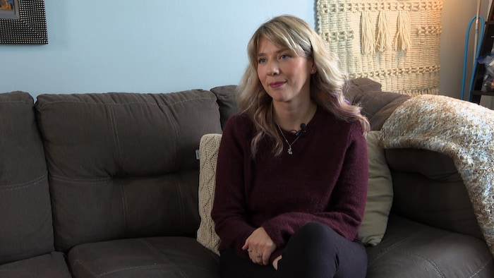 Dana Hennessey interviewée dans sa maison.