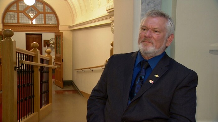 Dana Lajeunesse devant une rampe d'accessibilité.