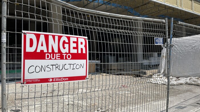 Une affiche de mise en garde contre un danger sur un chantier de construction à Toronto.