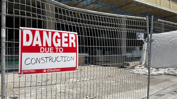 Un signe de danger sur un chantier de construction à Toronto.