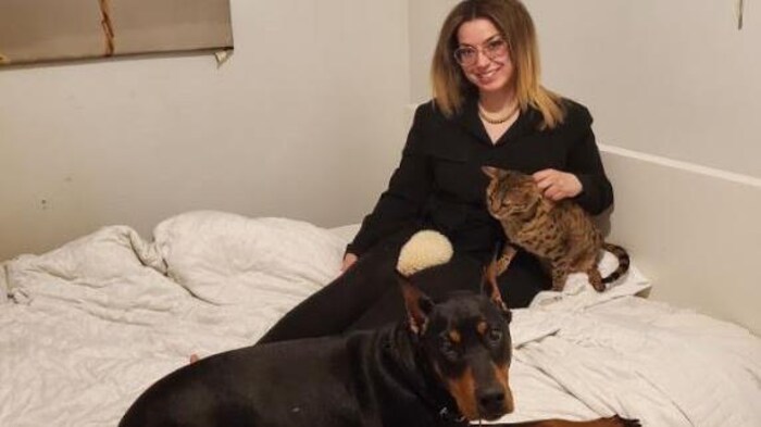 Dania Nehme avec un chat et un chien.
