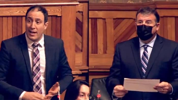 Montage photo de deux députés debout en Chambre pendant la période de questions.