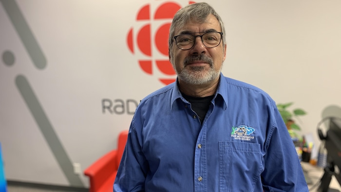 Daniel Audy pose pour la photo dans les bureaux de Radio-Canada.