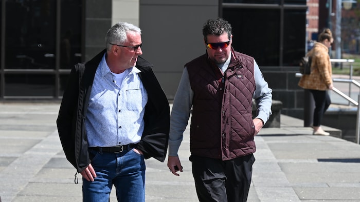 Deux hommes sortent du palais de justice de Moncton.