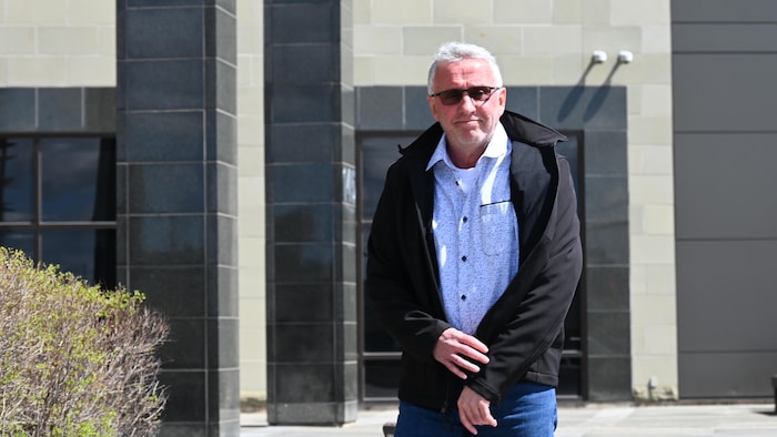Un homme sortant du palais de justice. 