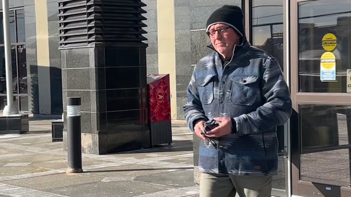 Un homme marche seul.