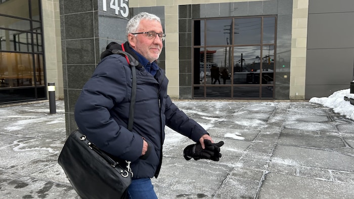 Daniel Bard à sa sortie du palais de justice de Moncton.