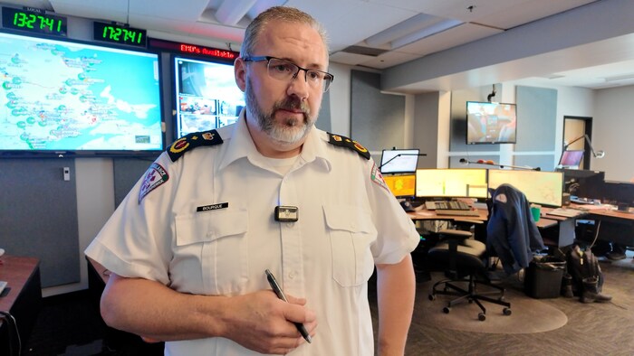 Daniel Bourque au centre de répartition d'Ambulance NB.