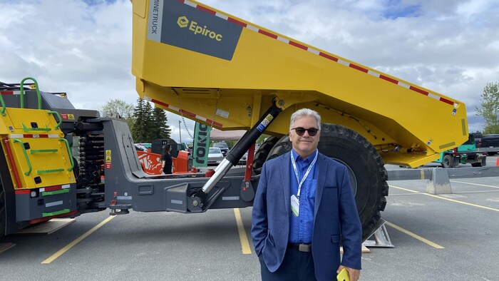 Daniel Breton devant un camion d'Epiroc.
