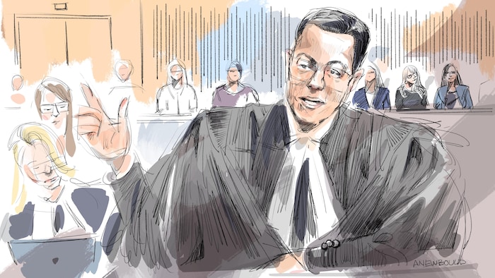 Un croquis de Daniel Brown, debout, dans la salle d'audience du palais de justice de London.