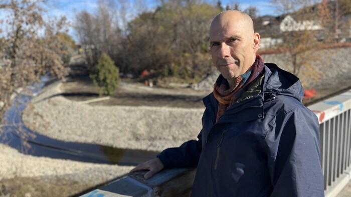 Daniel Campbell, en bordure du pont près des travaux du ruisseau Junction.