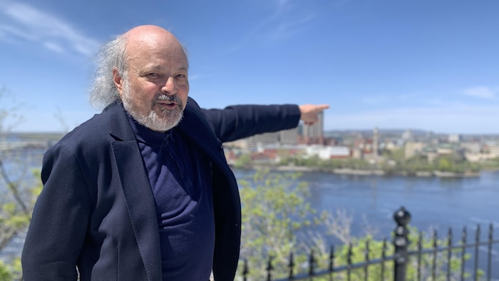 Daniel J. Caron montre du doigt le bureau où il travaillait dans la région d'Ottawa.