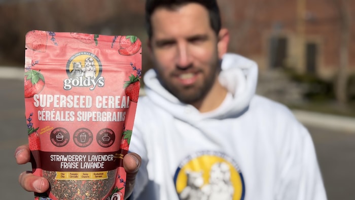 Daniel Carson tend un paquet de céréales supergrains de sa compagnie Goldy's.