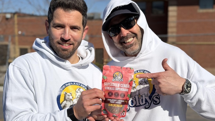 Daniel Carson et Daniel Schreiber tiennent un sac de céréales super grains lavande et fraise de la marque Goldy's.