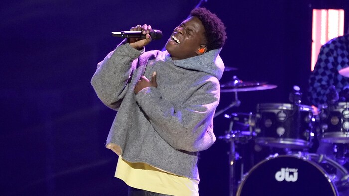 Daniel Caesar interprète « Peaches » lors de la 64e cérémonie des Grammy Awards, le dimanche 3 avril 2022 à Las Vegas.