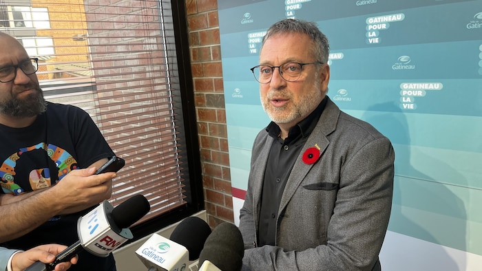 Les Gatinois découragés par l'eau colorée 3 Daniel Champagne devant les médias.