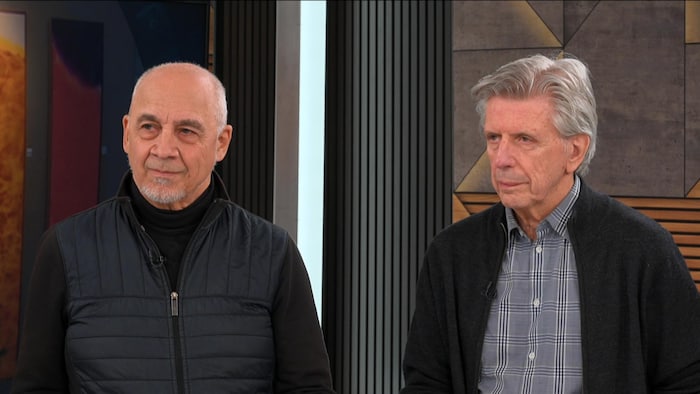 Deux hommes interviewés dans un studio de télévision.