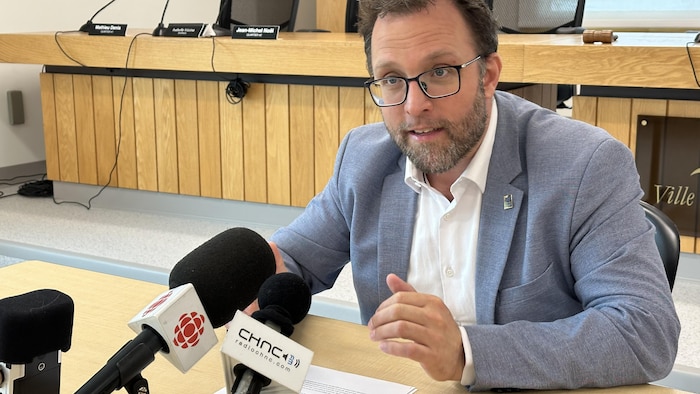 Daniel Côté, maire de Gaspé, devant un micro.