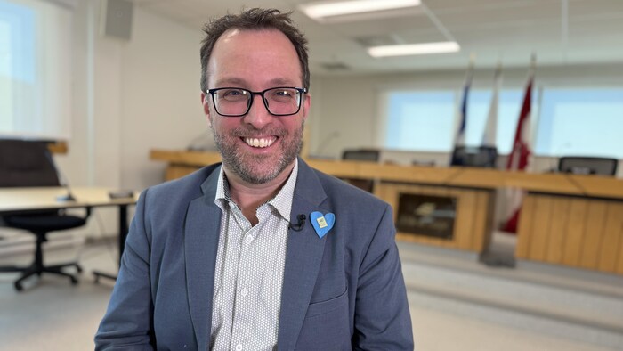 Le maire de Gaspé, Daniel Côté, prend la pose dans la salle du conseil municipal. 