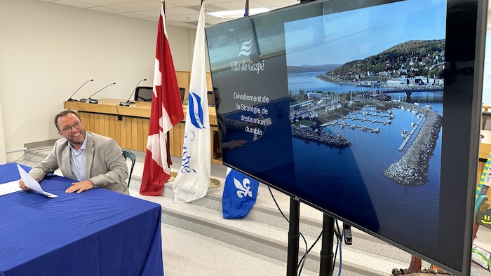 Le maire de Gaspé Daniel Côté dans la salle du conseil de ville.