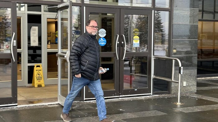Donald Gauvin sortant du palais de justice de Moncton.