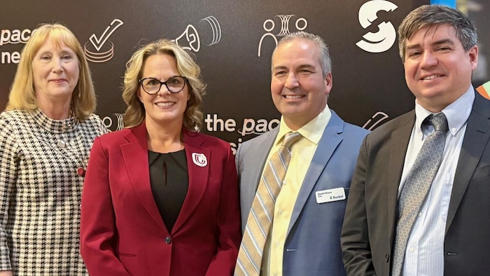 Lynn Wells, rectrice et vice-chancelière de l’Université Laurentienne, Kristine Morrissey, présidente du Collège Cambrian, Daniel Giroux, président du Collège Boréal et Dr Michael Green, président, vice-chancelier, recteur et chef de la direction de l’Université de l’EMNO.