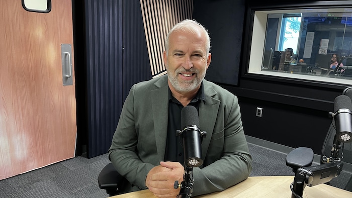 Daniel Gobeil en studio de radio.