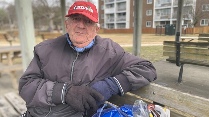 Daniel Milne porte une casquette rouge avec le mot «Canada» dessus. 